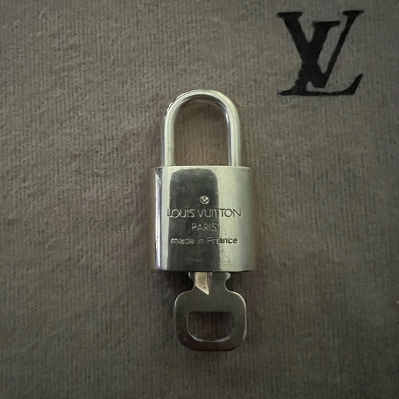Authentic Louis Vuttion Padlock💌 Pink set included - Picture 3 of 8